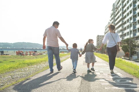 河川敷を歩く家族のイメージ写真