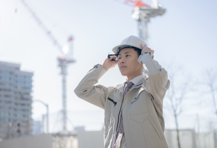 ヘルメットをかぶる男性作業員