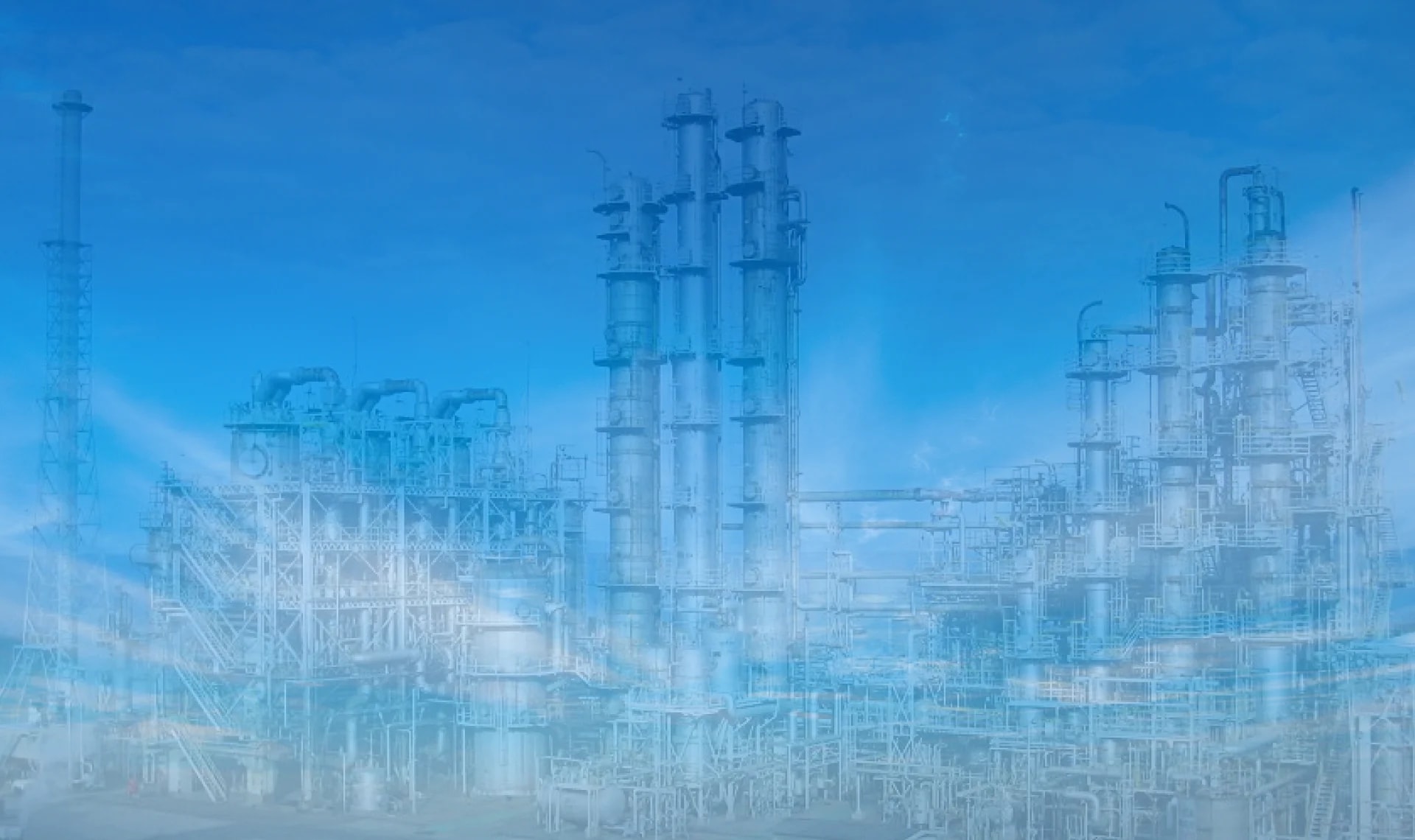 化学プラントと青空のイメージ写真