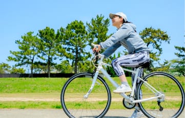 サイクリングをする女性のイメージ写真