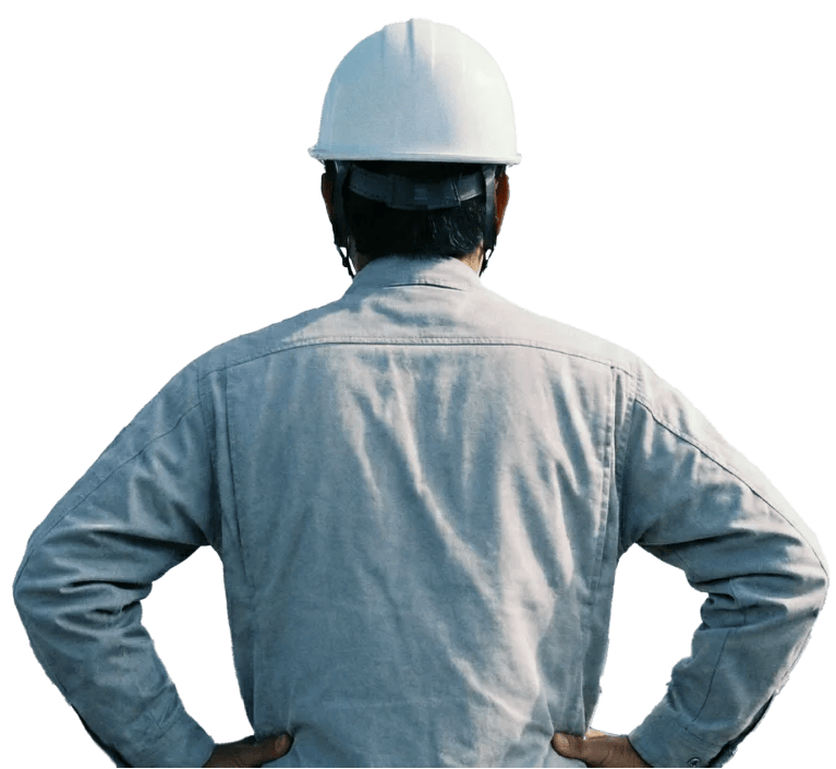 腰に手を当てる作業員の後ろ姿